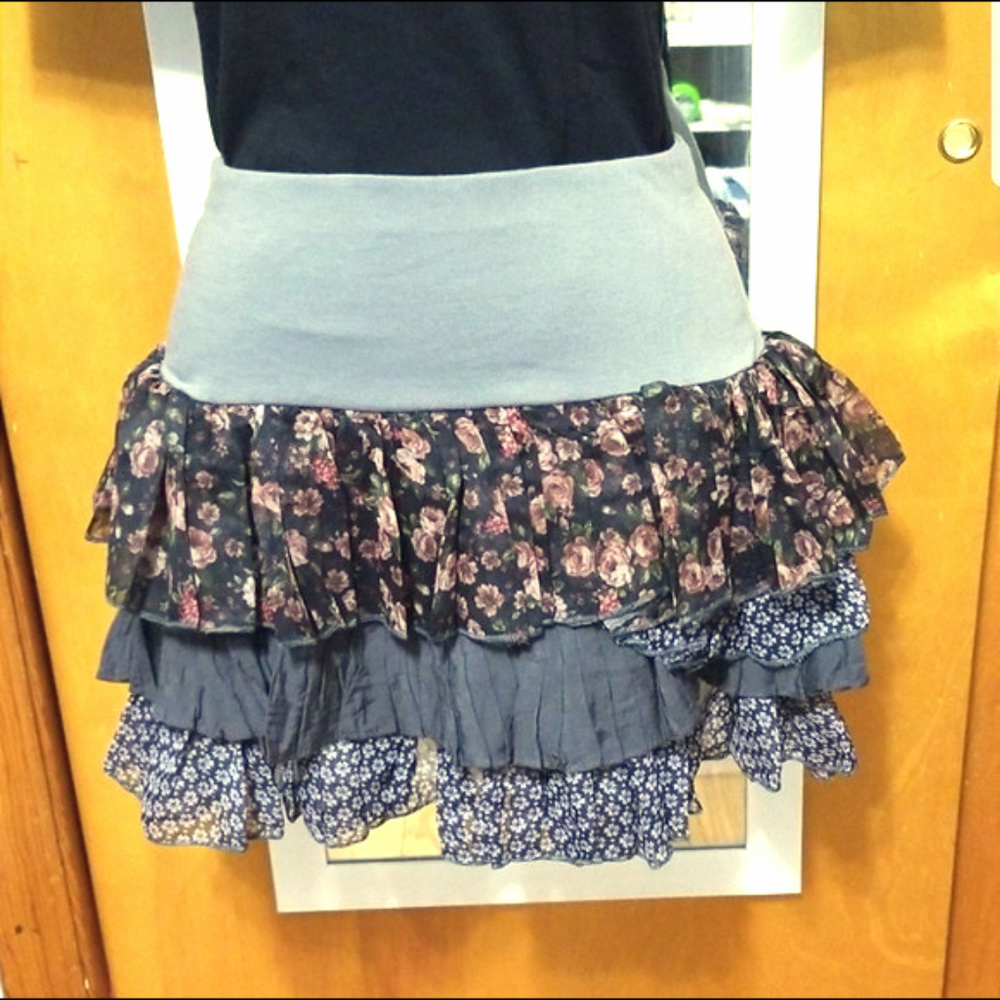 *NWOT* Cecico pleated mini skirt, flower/navy, sma